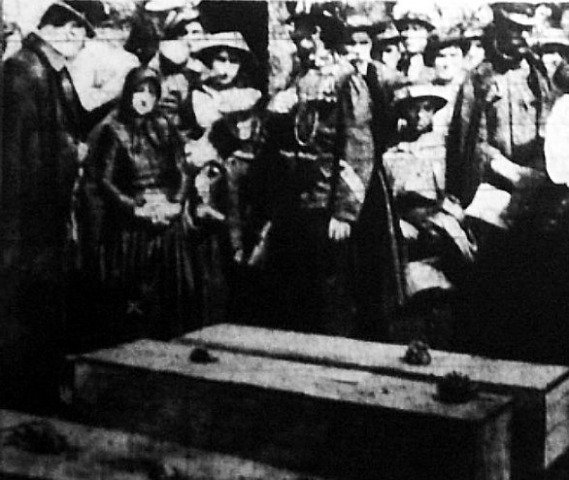 A bádoghordókból előkerült áldozatok temetése 1916-ban