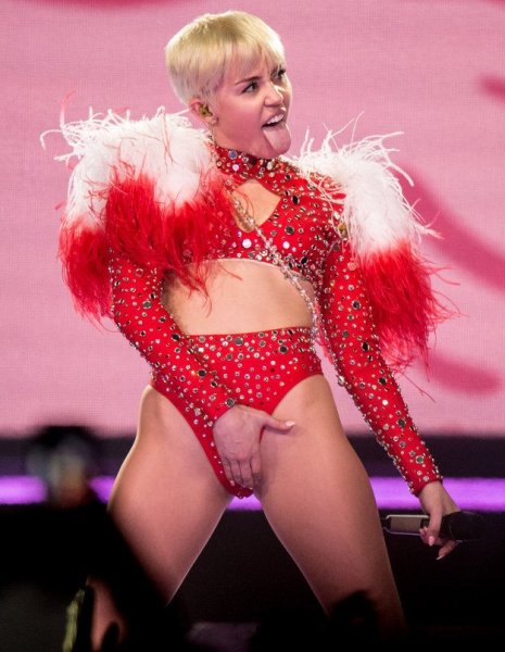 Miley Cyrus twerking és maszturbáció imitálás
